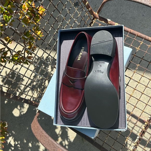 Prada womens size 40 - Picture 3 of 3